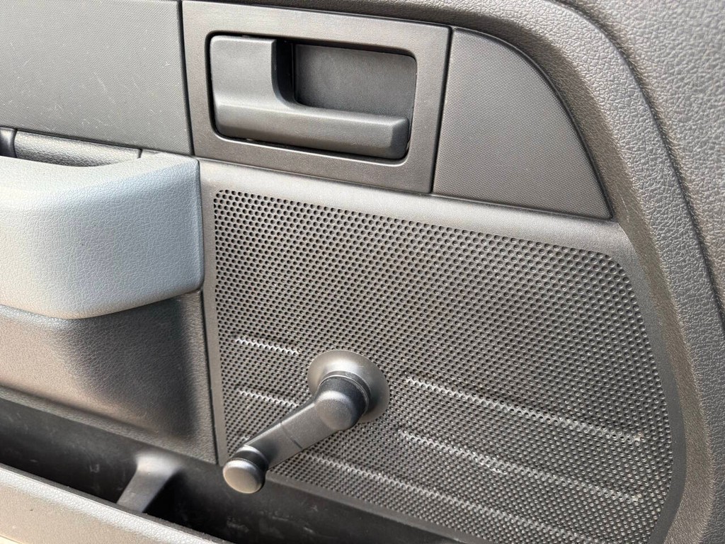 Ford F-150 Vehicle Full-screen Gallery Image 25