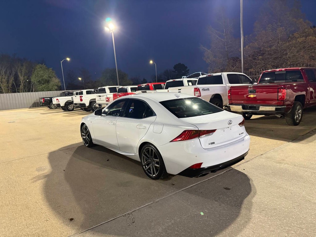 Lexus IS Vehicle Full-screen Gallery Image 04