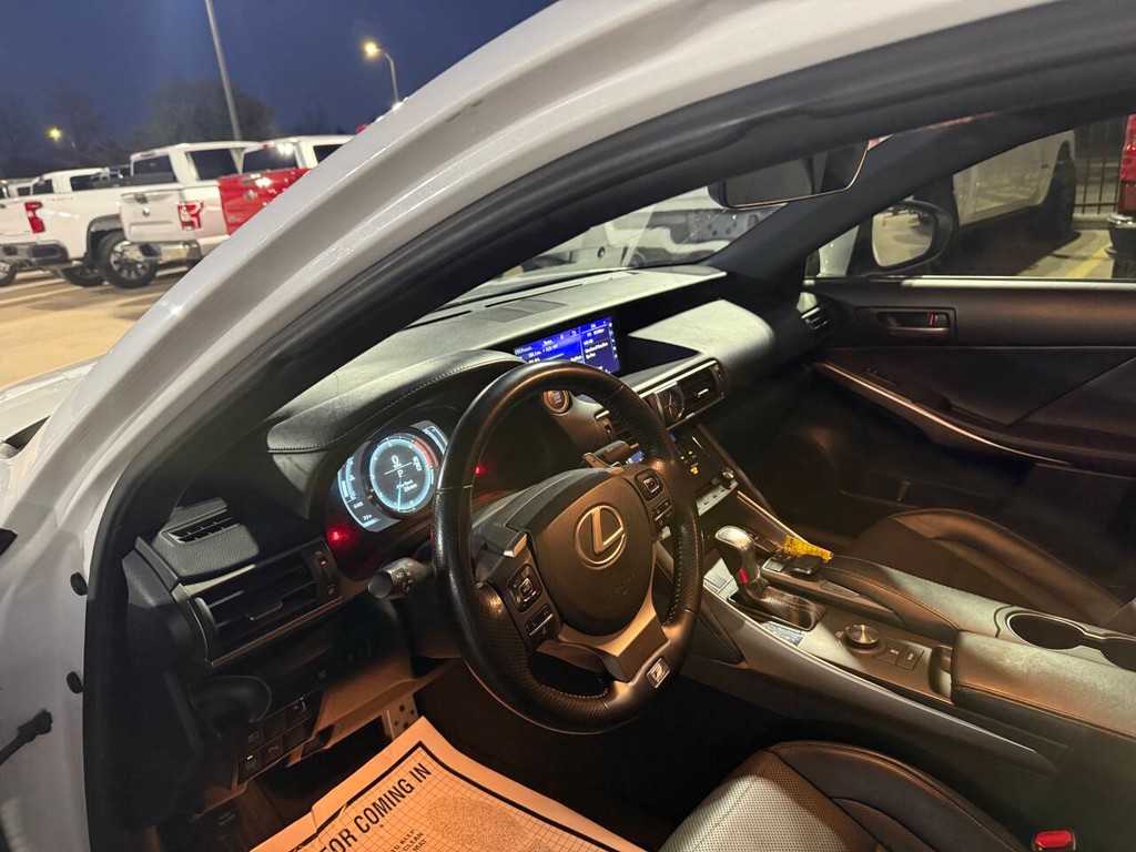 Lexus IS Vehicle Full-screen Gallery Image 06