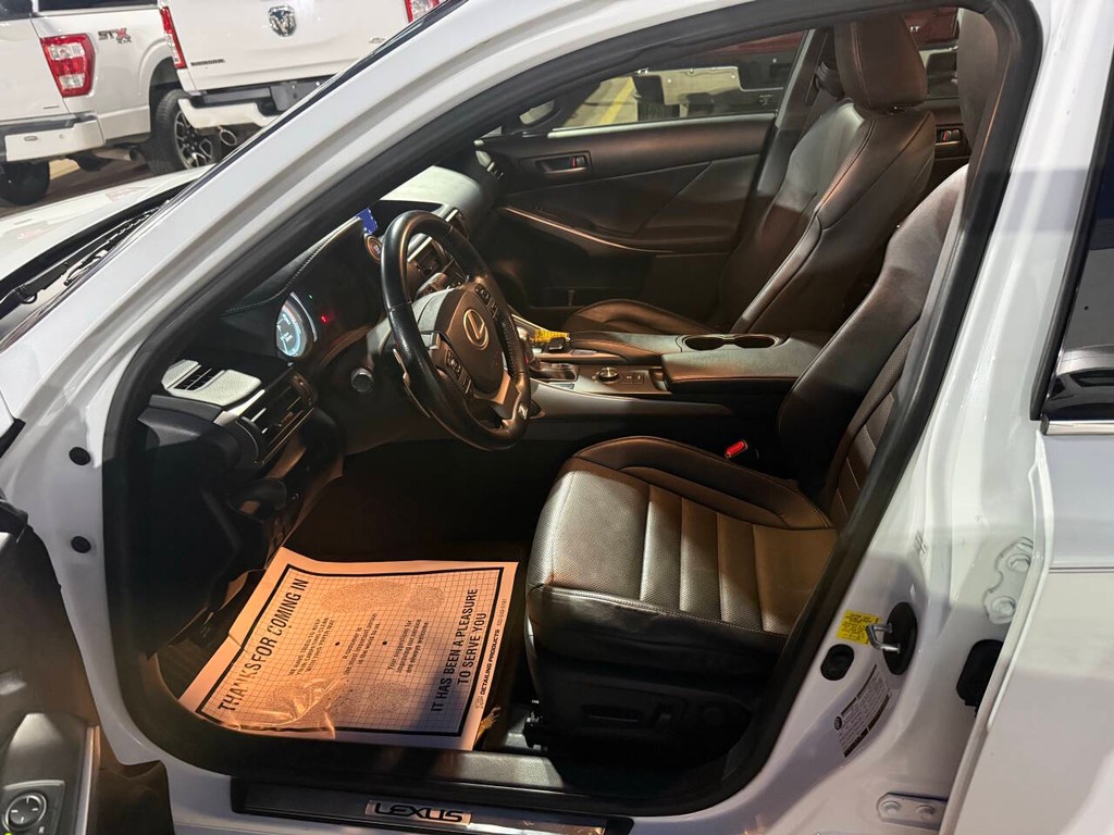 Lexus IS Vehicle Full-screen Gallery Image 07