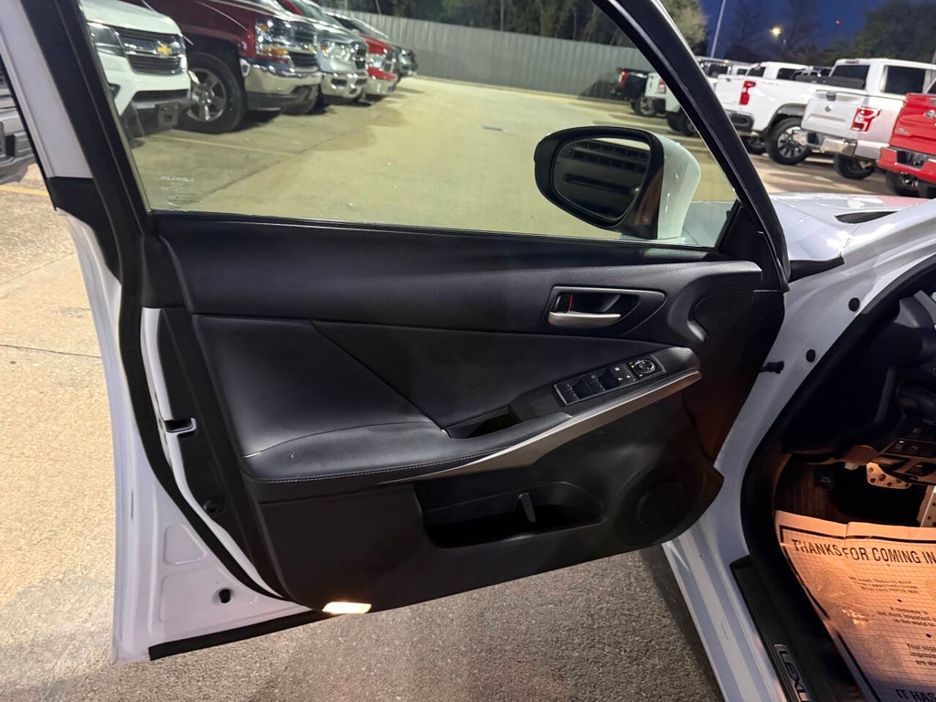 Lexus IS Vehicle Full-screen Gallery Image 08