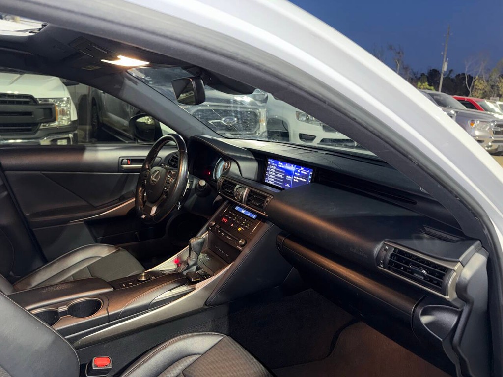 Lexus IS Vehicle Full-screen Gallery Image 09