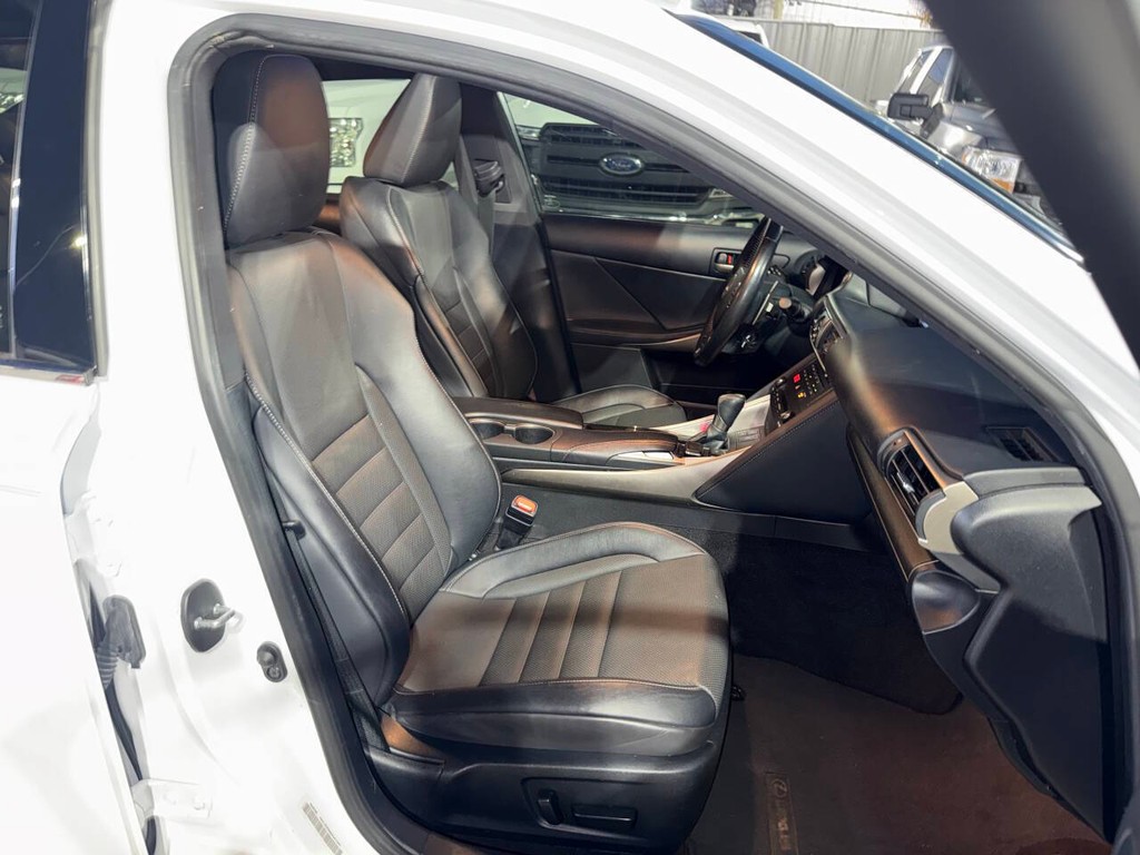 Lexus IS Vehicle Full-screen Gallery Image 10