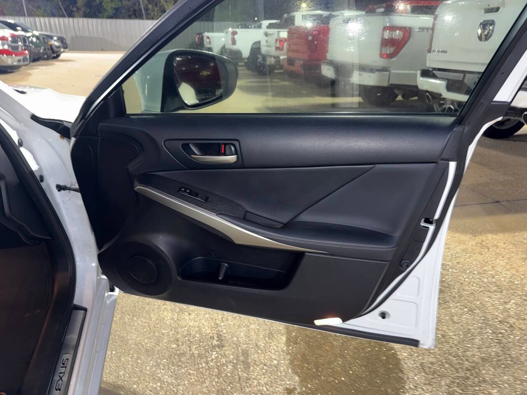 Lexus IS Vehicle Full-screen Gallery Image 11