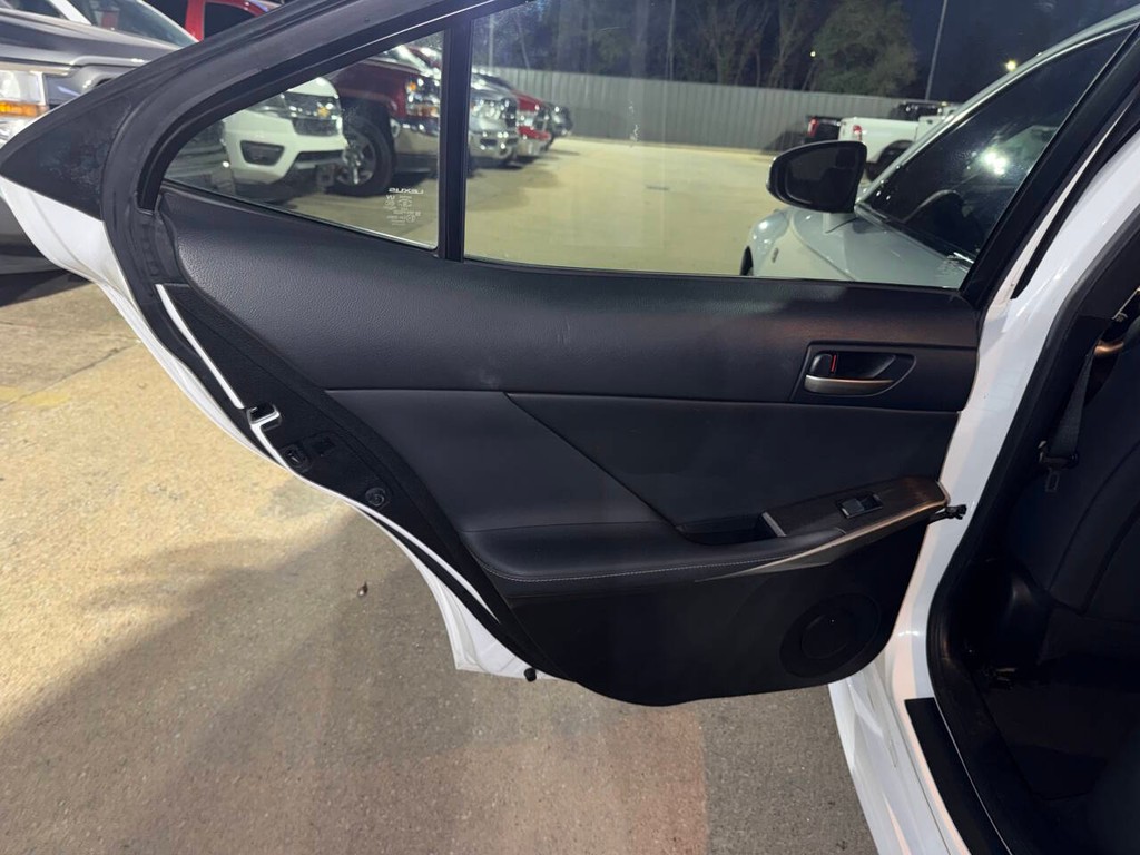 Lexus IS Vehicle Full-screen Gallery Image 14