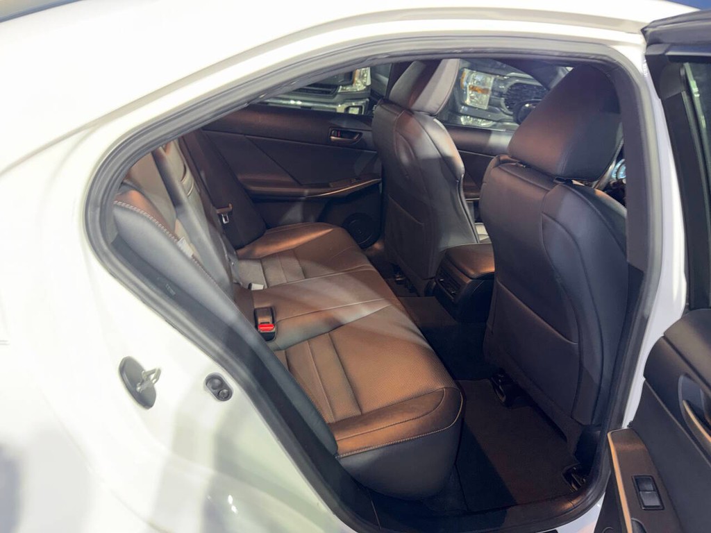 Lexus IS Vehicle Full-screen Gallery Image 15