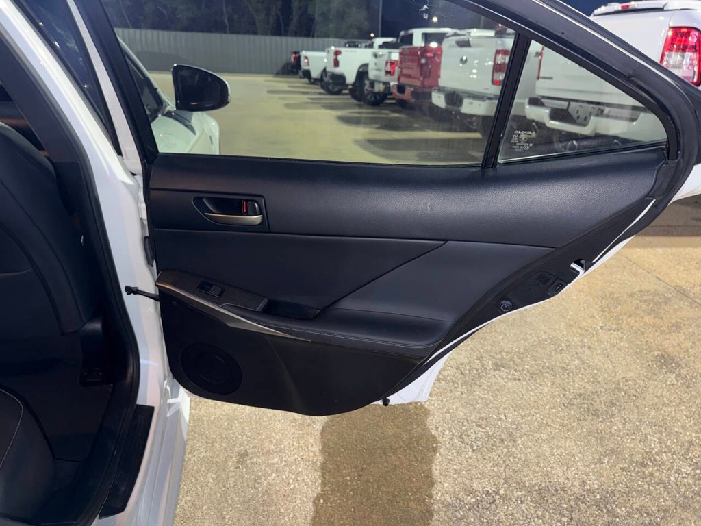 Lexus IS Vehicle Full-screen Gallery Image 16