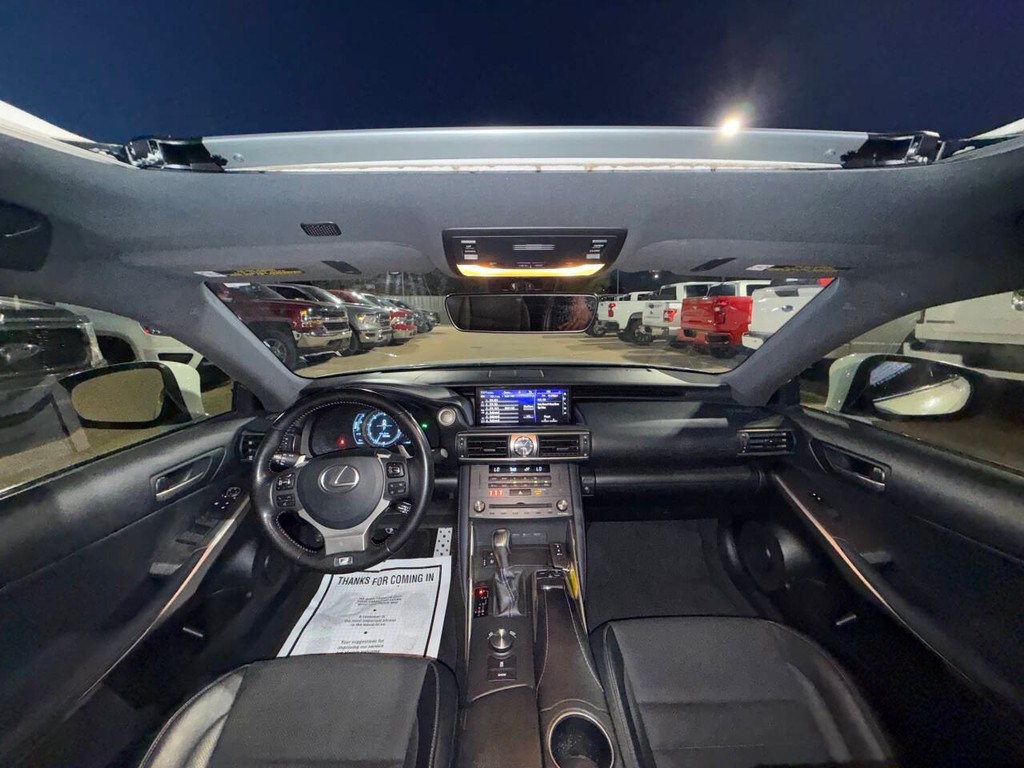 Lexus IS Vehicle Full-screen Gallery Image 18