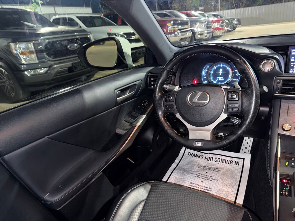 Lexus IS Vehicle Full-screen Gallery Image 19