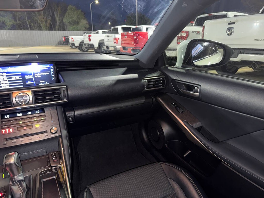 Lexus IS Vehicle Full-screen Gallery Image 20