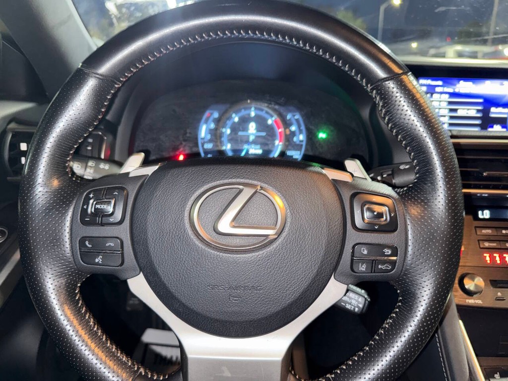 Lexus IS Vehicle Full-screen Gallery Image 23