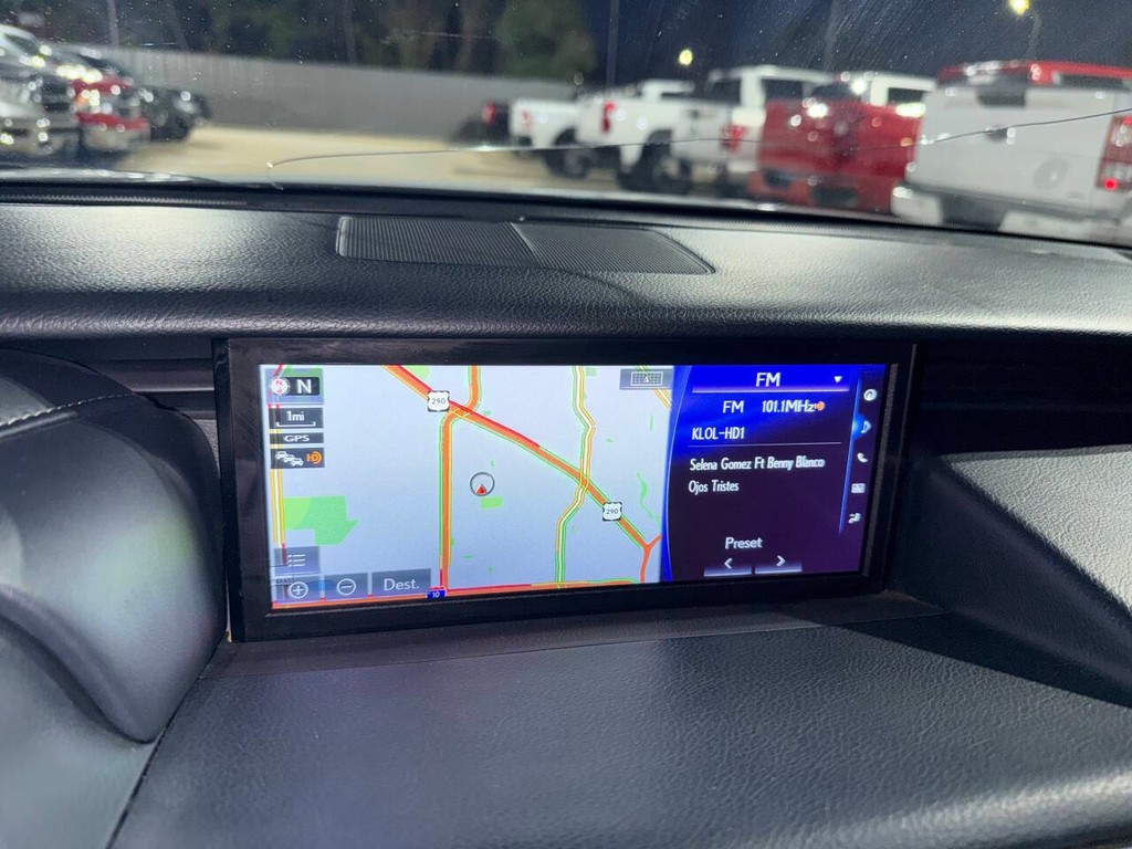 Lexus IS Vehicle Full-screen Gallery Image 25