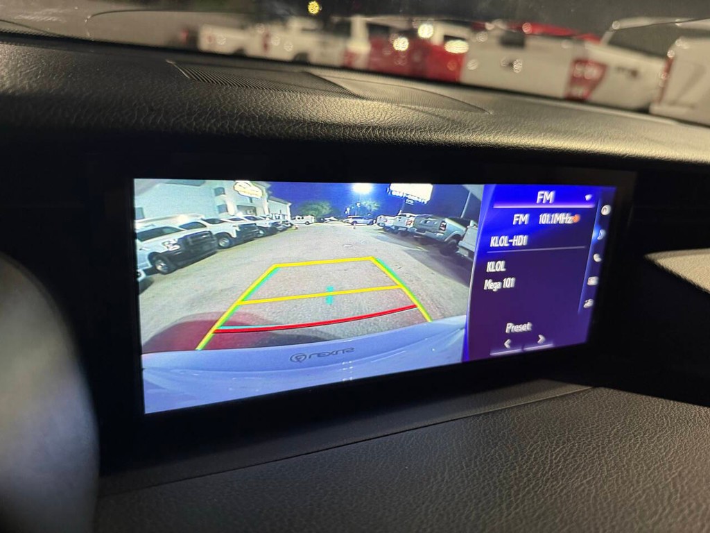 Lexus IS Vehicle Full-screen Gallery Image 26