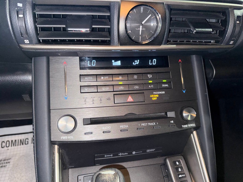 Lexus IS Vehicle Full-screen Gallery Image 27