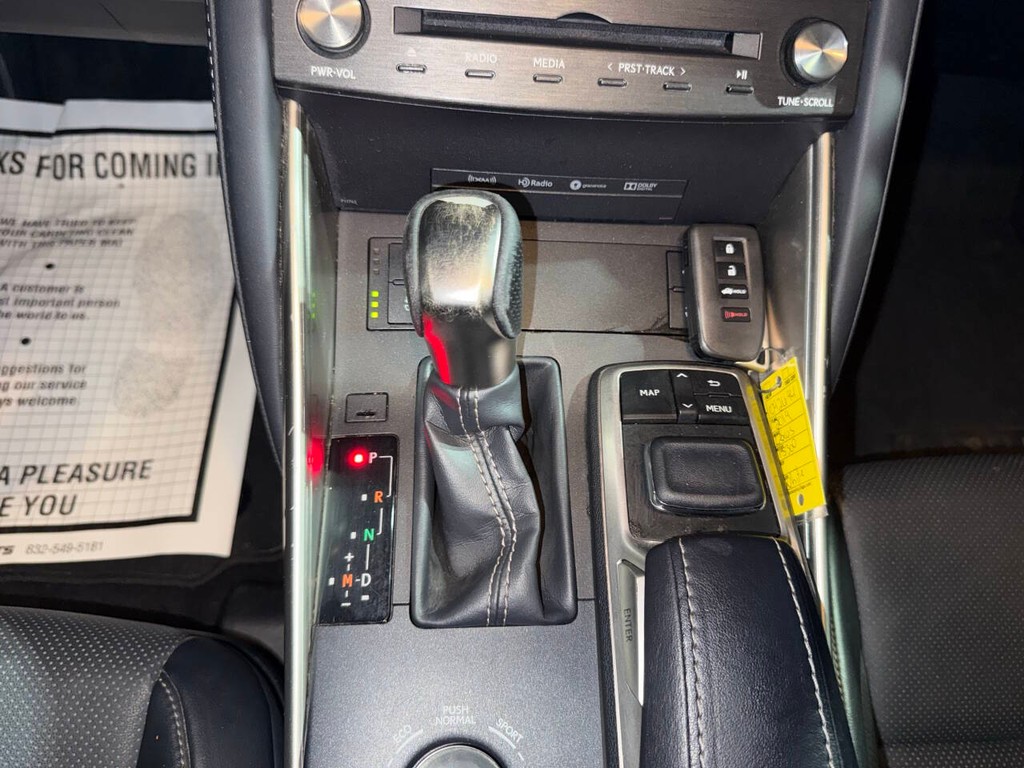 Lexus IS Vehicle Full-screen Gallery Image 28