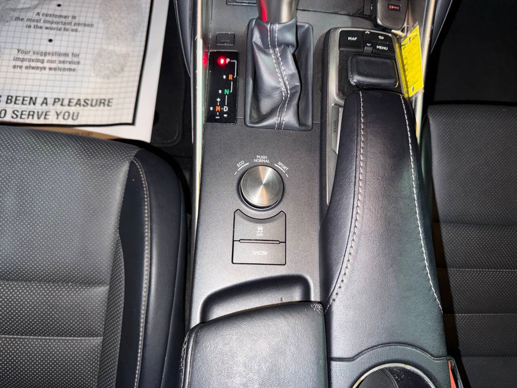 Lexus IS Vehicle Full-screen Gallery Image 29