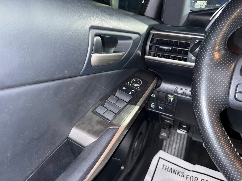 Lexus IS Vehicle Full-screen Gallery Image 30