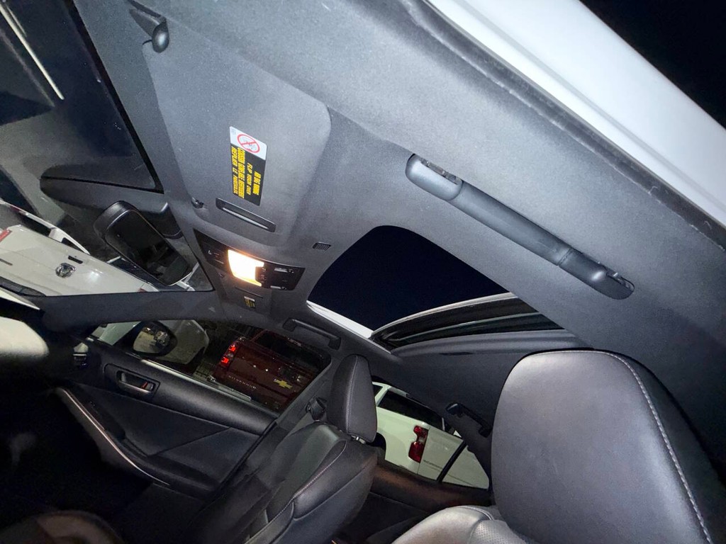 Lexus IS Vehicle Full-screen Gallery Image 31