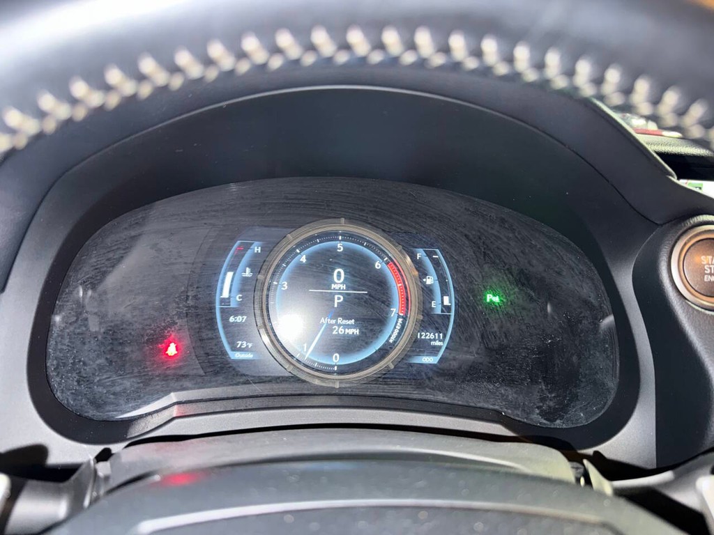 Lexus IS Vehicle Full-screen Gallery Image 32