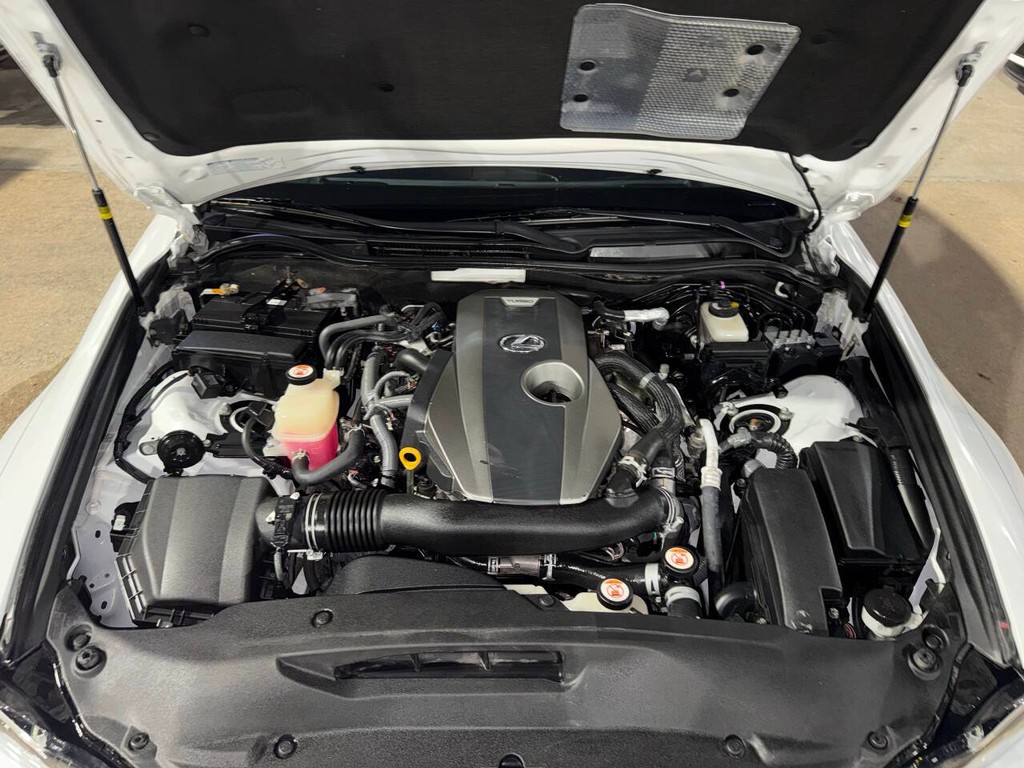 Lexus IS Vehicle Full-screen Gallery Image 35