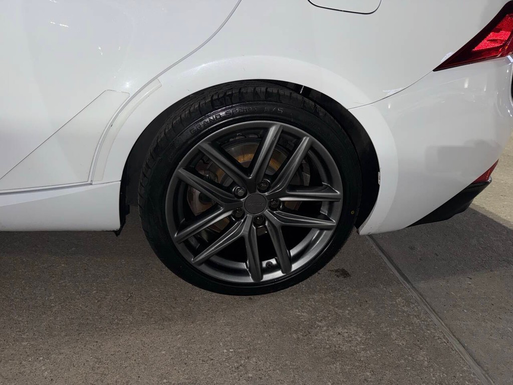 Lexus IS Vehicle Full-screen Gallery Image 36