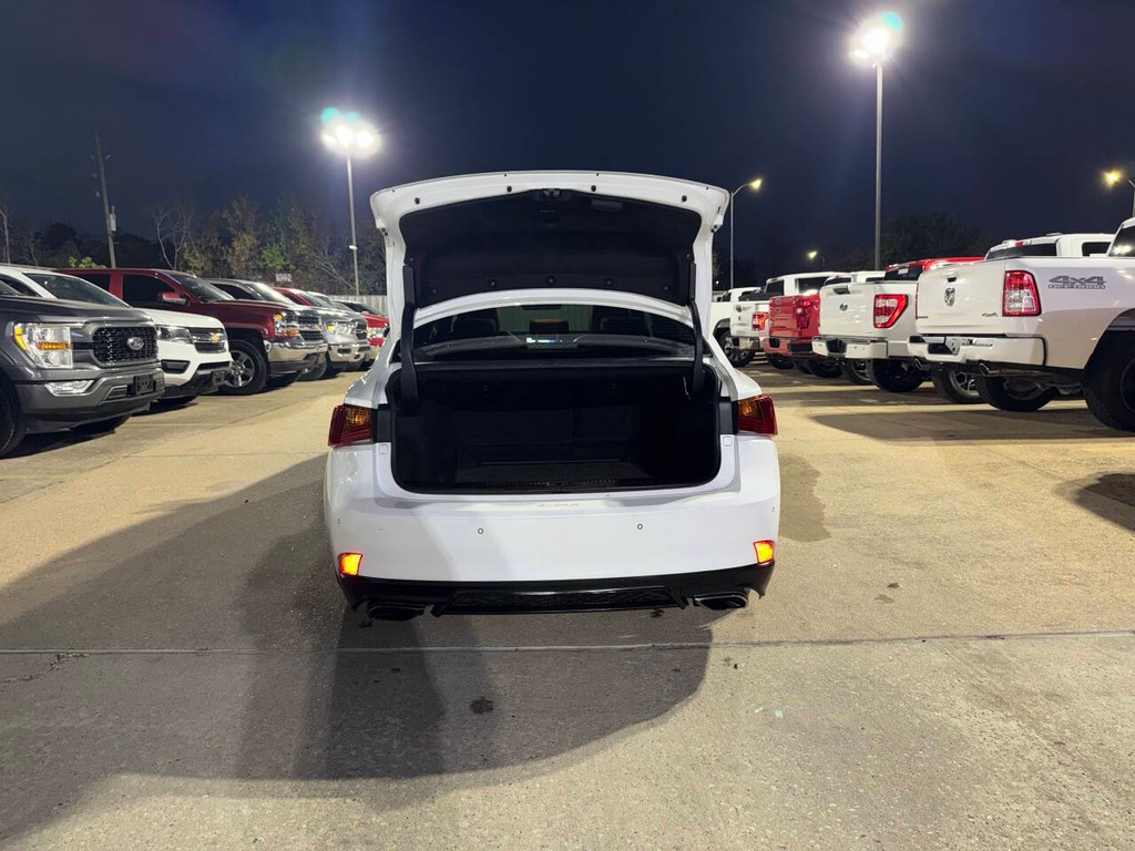 Lexus IS Vehicle Full-screen Gallery Image 38