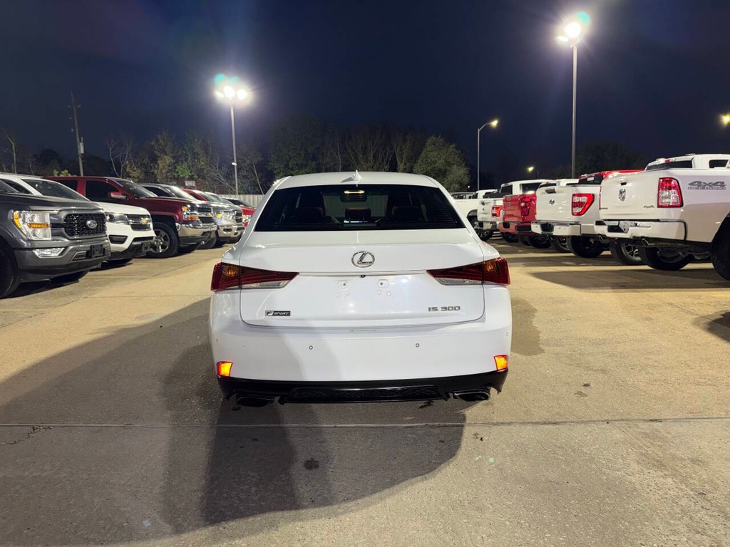 Lexus IS Vehicle Full-screen Gallery Image 39