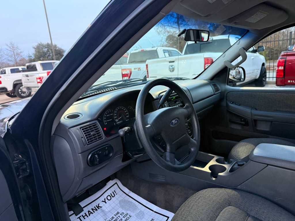 Ford Explorer Vehicle Full-screen Gallery Image 06