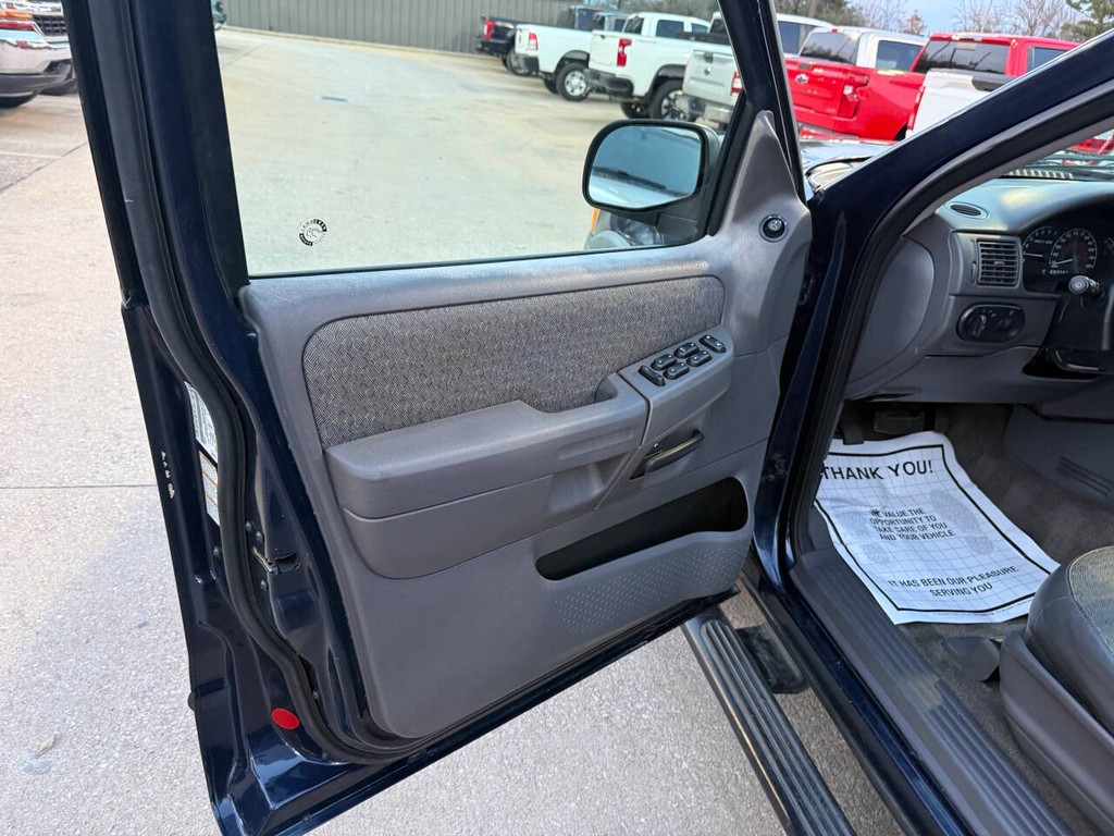 Ford Explorer Vehicle Full-screen Gallery Image 08