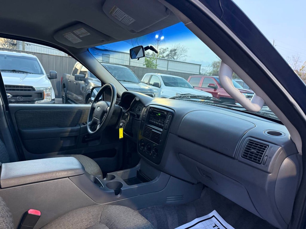 Ford Explorer Vehicle Full-screen Gallery Image 09