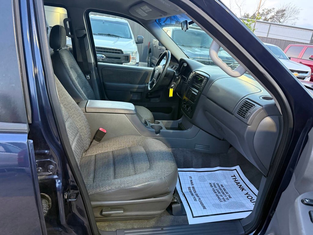 Ford Explorer Vehicle Full-screen Gallery Image 10