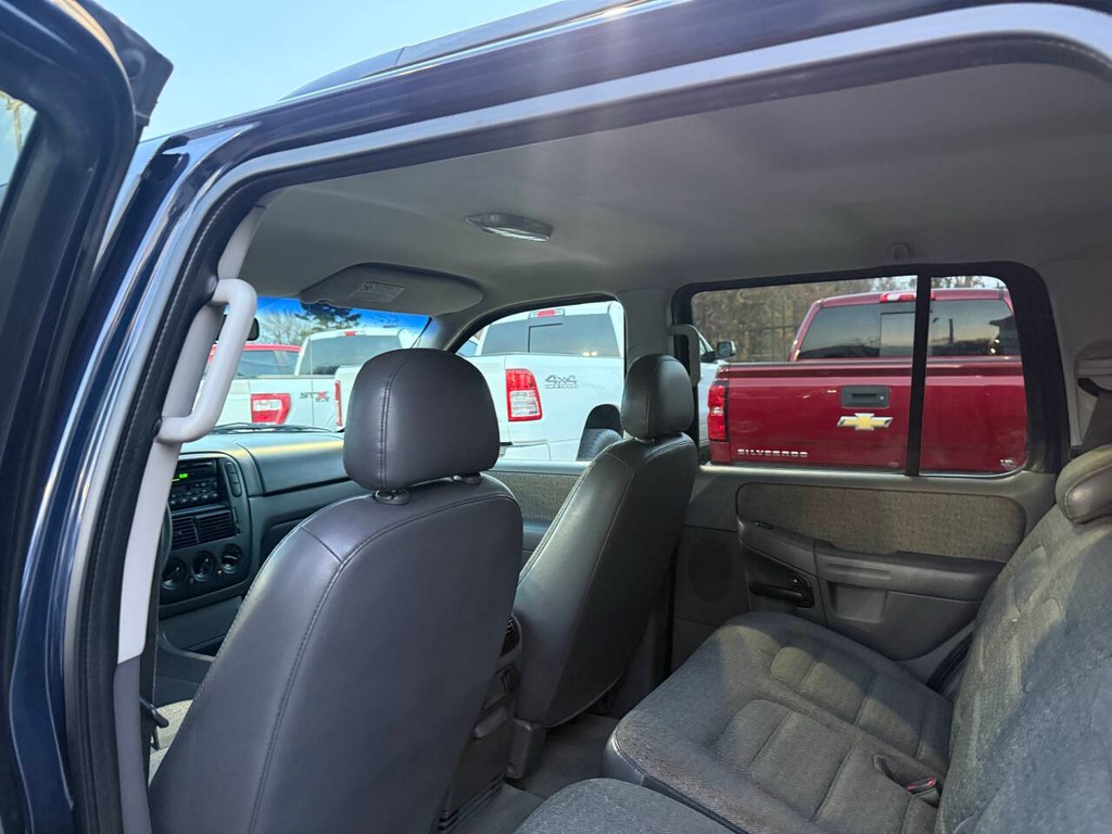 Ford Explorer Vehicle Full-screen Gallery Image 12