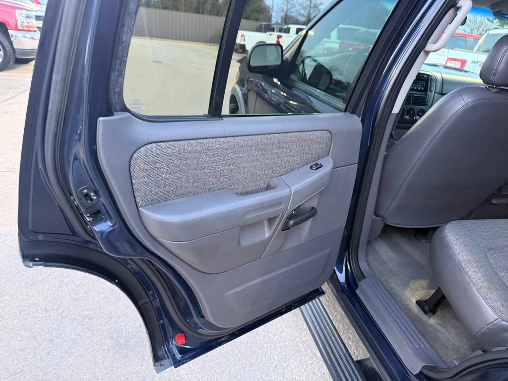 Ford Explorer Vehicle Full-screen Gallery Image 14