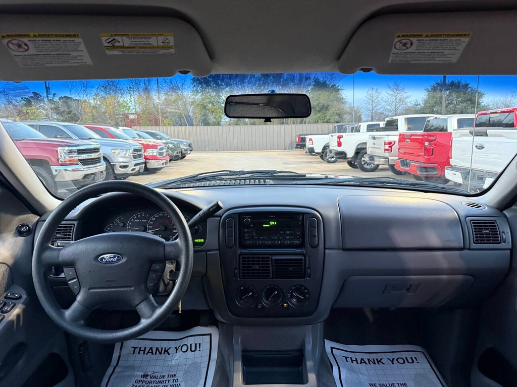 Ford Explorer Vehicle Full-screen Gallery Image 16