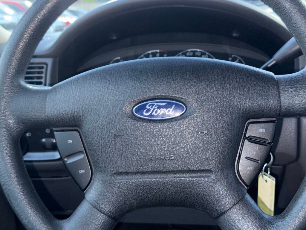 Ford Explorer Vehicle Full-screen Gallery Image 22