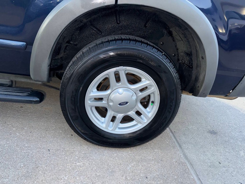 Ford Explorer Vehicle Full-screen Gallery Image 33