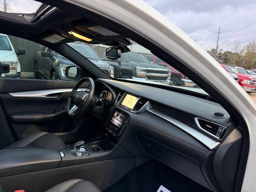 INFINITI QX50 Vehicle Full-screen Gallery Image 09