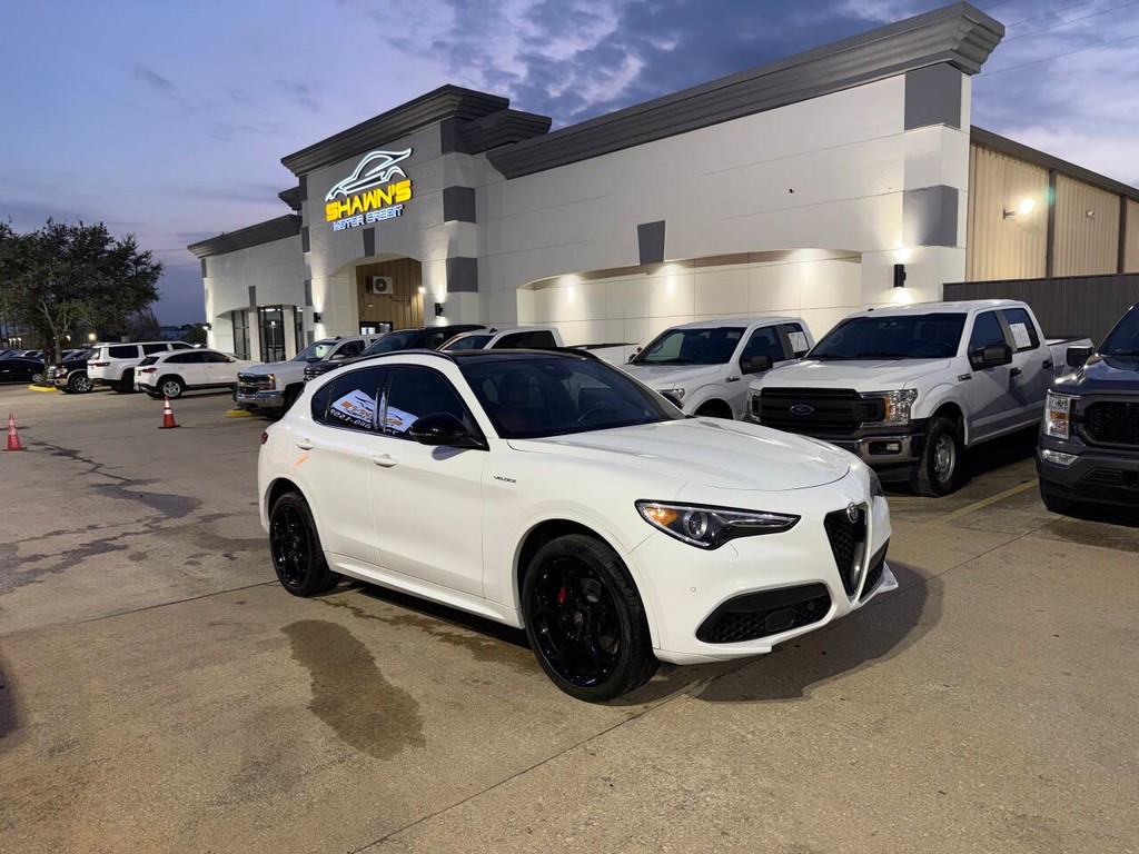 Alfa Romeo Stelvio Vehicle Full-screen Gallery Image 02