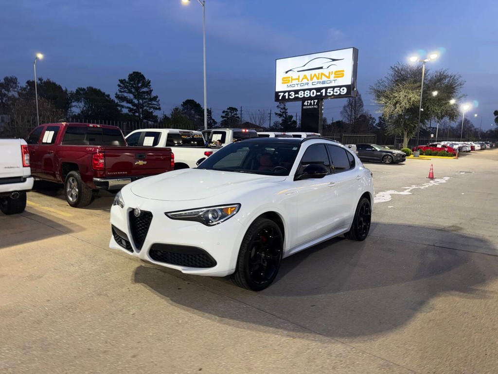 Alfa Romeo Stelvio Vehicle Full-screen Gallery Image 03