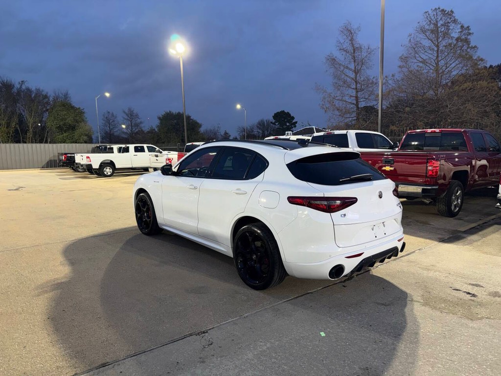 Alfa Romeo Stelvio Vehicle Full-screen Gallery Image 04