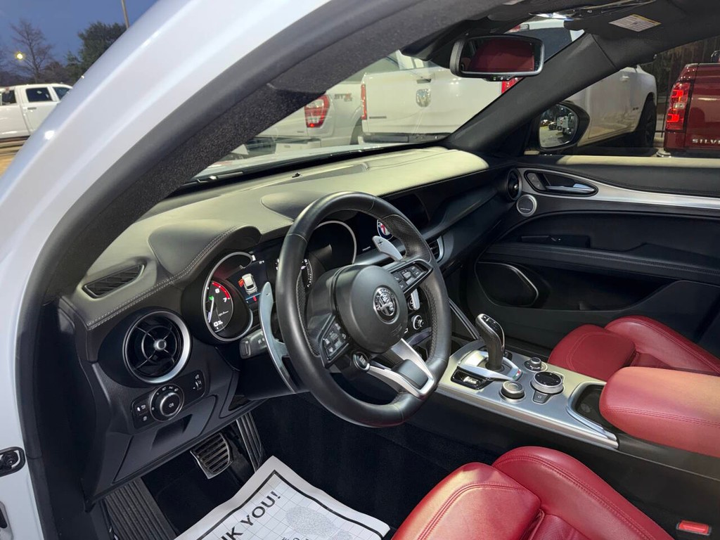 Alfa Romeo Stelvio Vehicle Full-screen Gallery Image 06