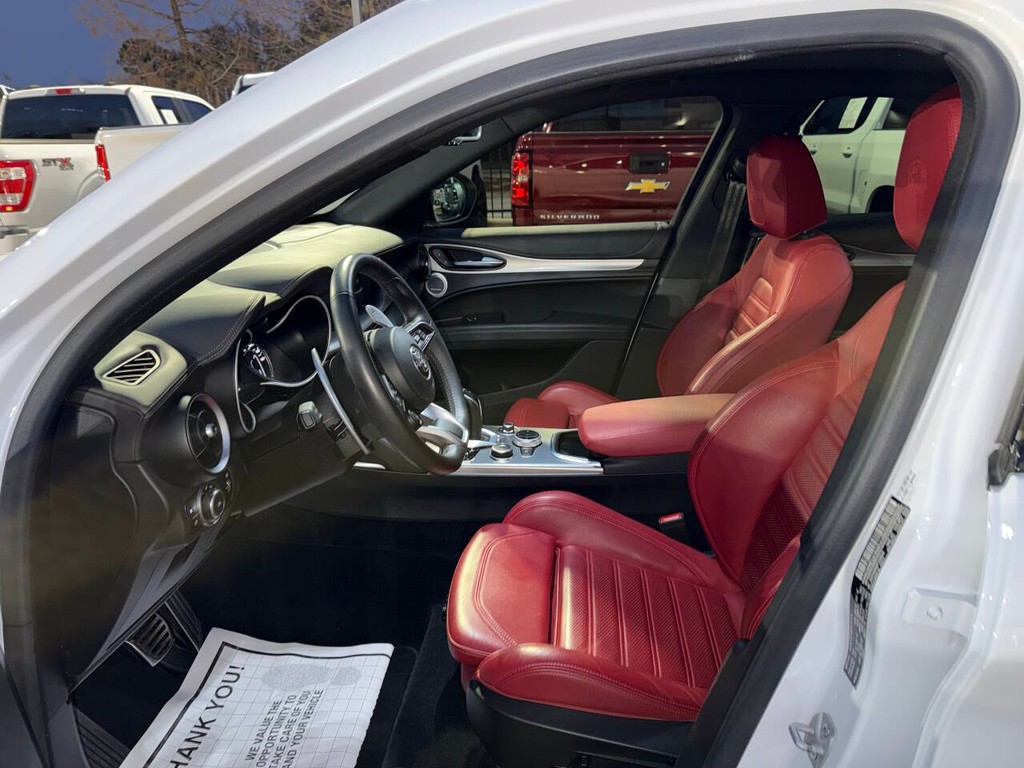 Alfa Romeo Stelvio Vehicle Full-screen Gallery Image 07