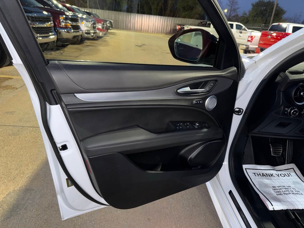 Alfa Romeo Stelvio Vehicle Full-screen Gallery Image 08