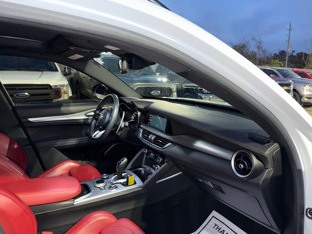 Alfa Romeo Stelvio Vehicle Full-screen Gallery Image 09