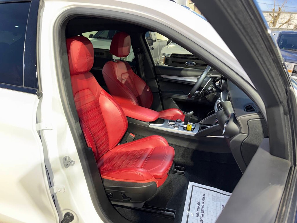 Alfa Romeo Stelvio Vehicle Full-screen Gallery Image 10