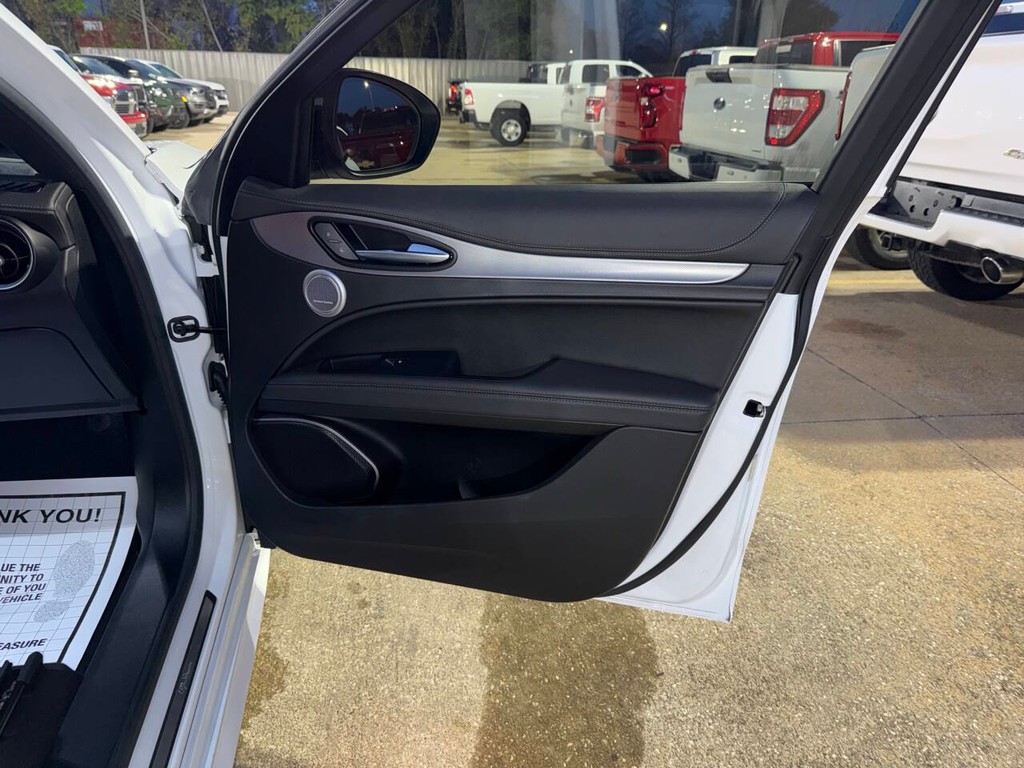 Alfa Romeo Stelvio Vehicle Full-screen Gallery Image 11