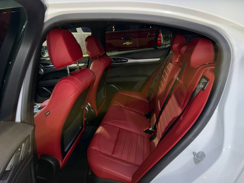 Alfa Romeo Stelvio Vehicle Full-screen Gallery Image 13