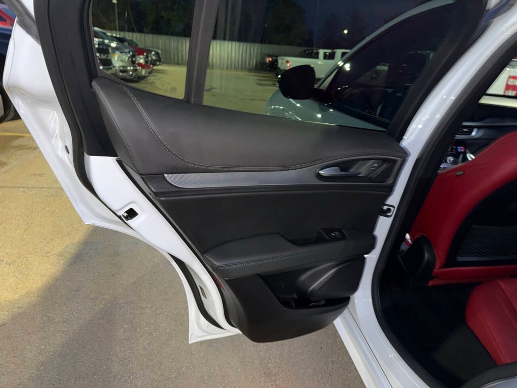 Alfa Romeo Stelvio Vehicle Full-screen Gallery Image 14