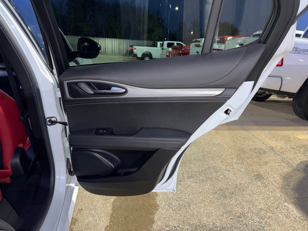Alfa Romeo Stelvio Vehicle Full-screen Gallery Image 16