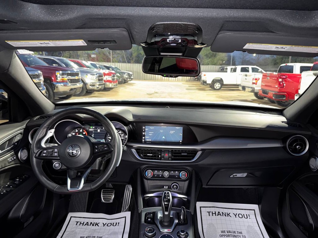 Alfa Romeo Stelvio Vehicle Full-screen Gallery Image 17